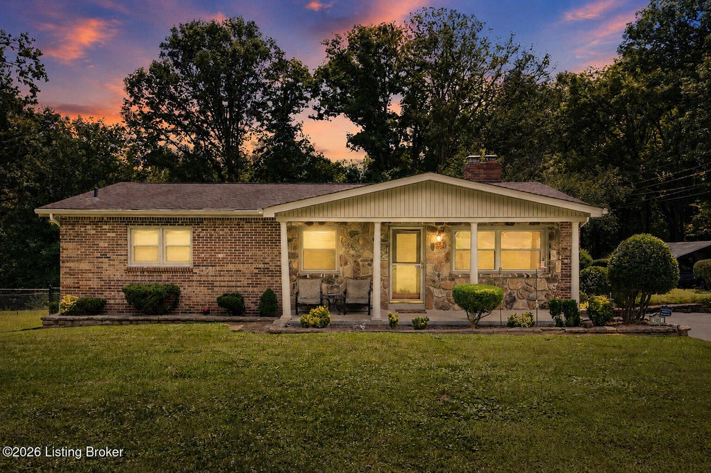 Photo of 1193 Castlerock Dr, Shepherdsville, KY 40165 (MLS # 1725187)
