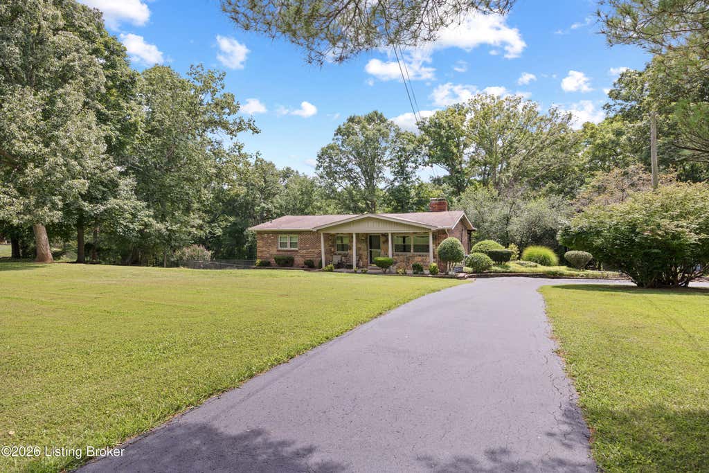 Photo of 1193 Castlerock Dr, Shepherdsville, KY 40165 (MLS # 1725187)