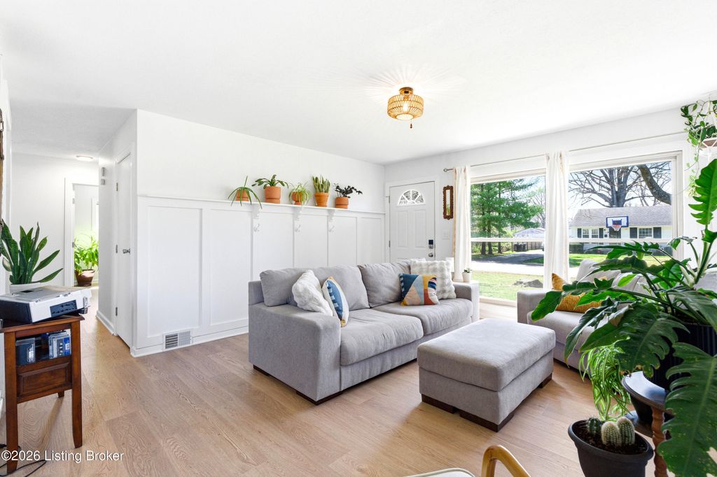 Photo of 3233 Wellingmoor Ave, Louisville, KY 40218 (MLS # 1712193)