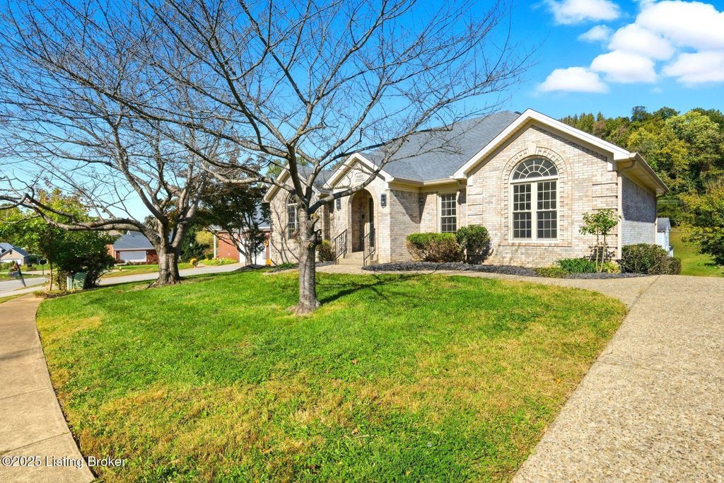 Photo of 4402 Stone Wynde Dr, Louisville, KY 40272 (MLS # 1701559)