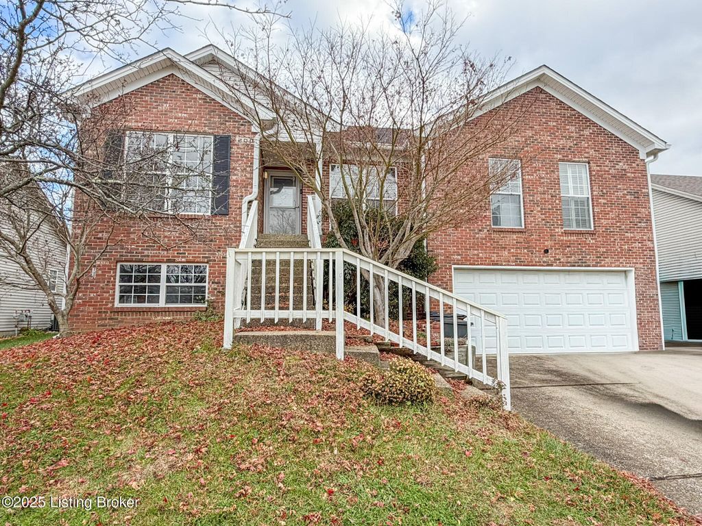 Photo of 200 Woodfield Cir, Shelbyville, KY 40065 (MLS # 1704327)