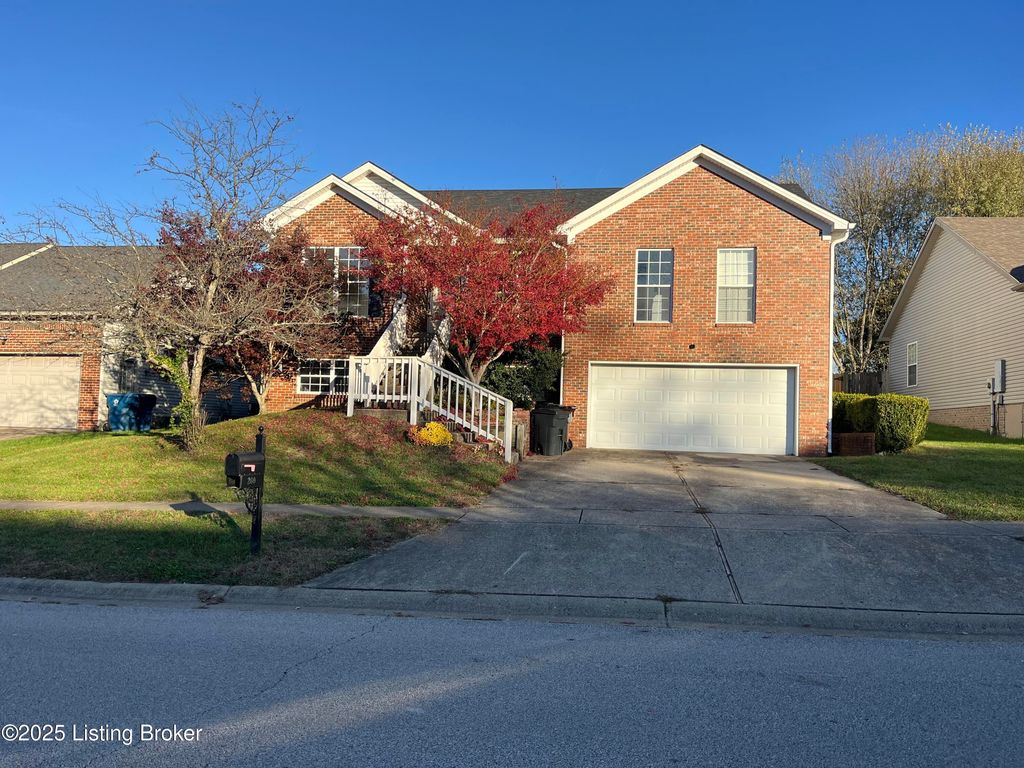 Photo of 200 Woodfield Cir, Shelbyville, KY 40065 (MLS # 1704327)