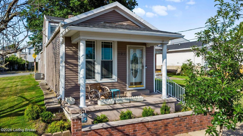 Photo of 909 E Gray St, Louisville, KY 40204 (MLS # 1714795)