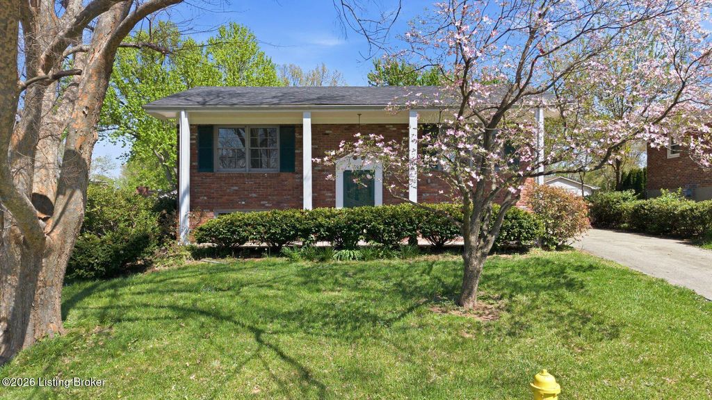 Photo of 5917 Whispering Hills Blvd, Louisville, KY 40219 (MLS # 1713978)