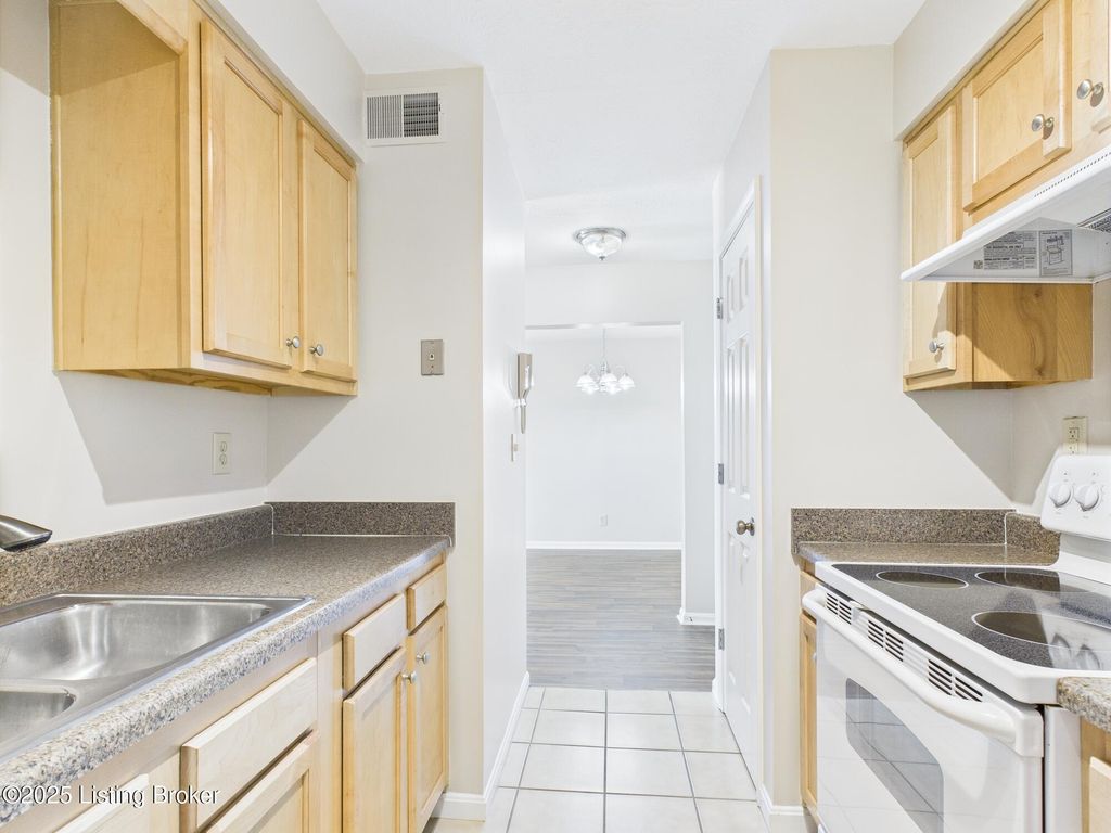 Photo of 812 La Fontenay Ct, Louisville, KY 40223 (MLS # 1708636)