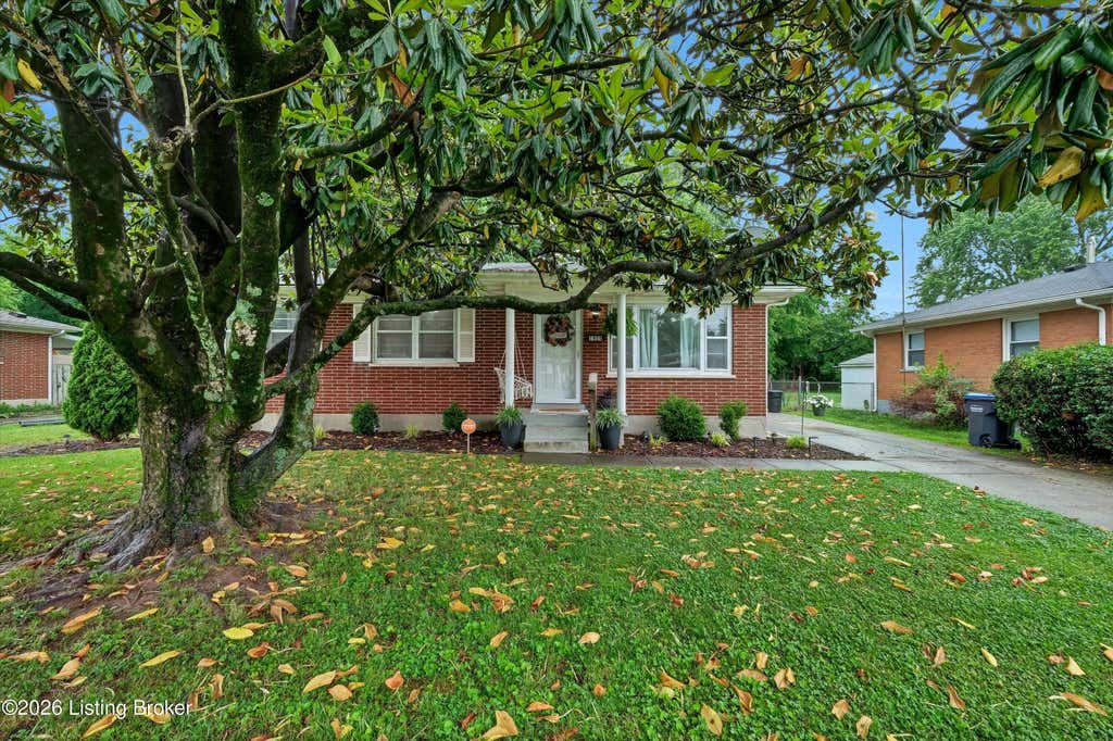 Photo of 1924 White Oak Ln, Louisville, KY 40216 (MLS # 1725627)