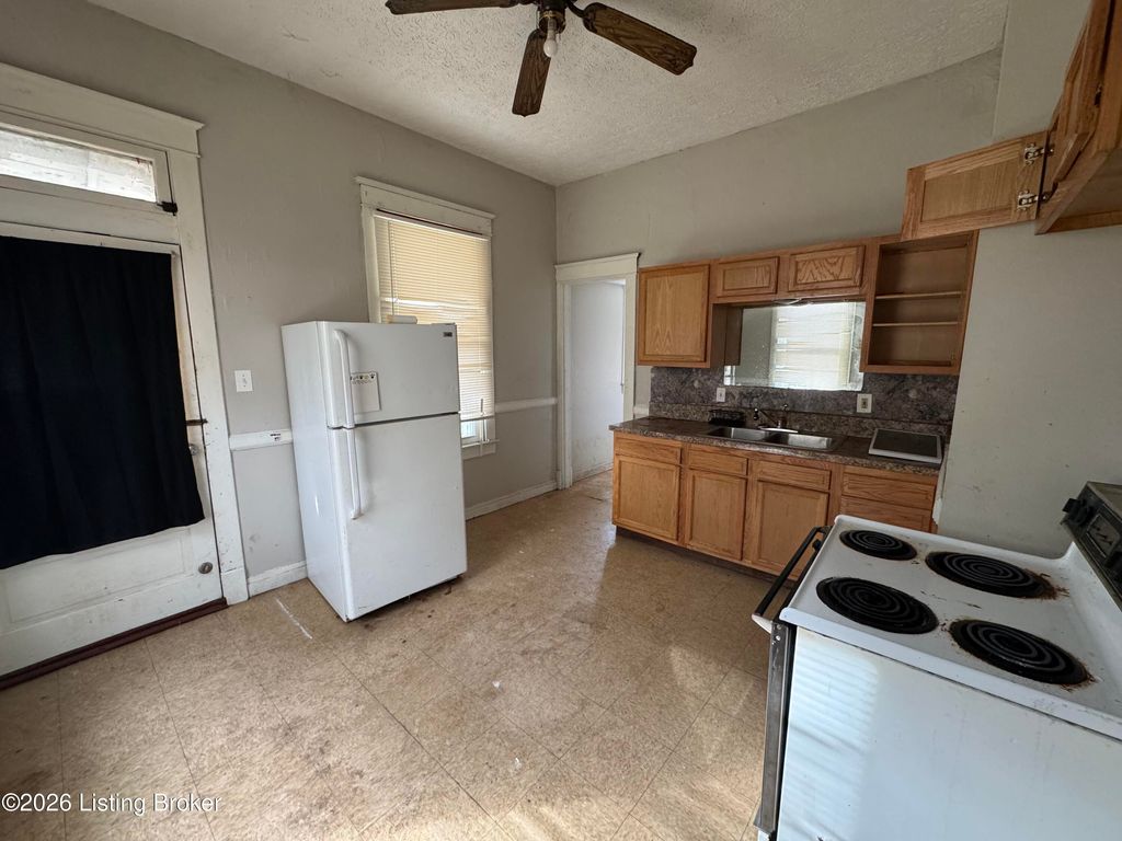 Photo of 1826 W Lee St, Louisville, KY 40210 (MLS # 1709758)