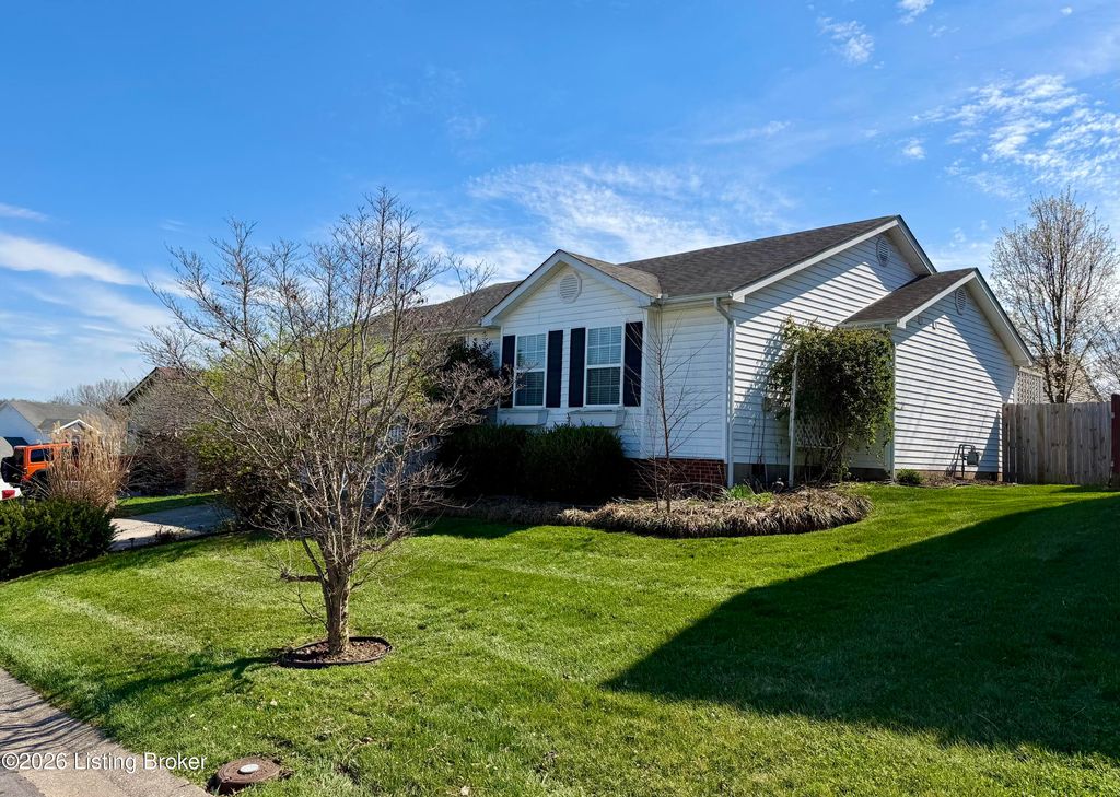 Photo of 104 Baltrusol Ct, Frankfort, KY 40601 (MLS # 1712471)