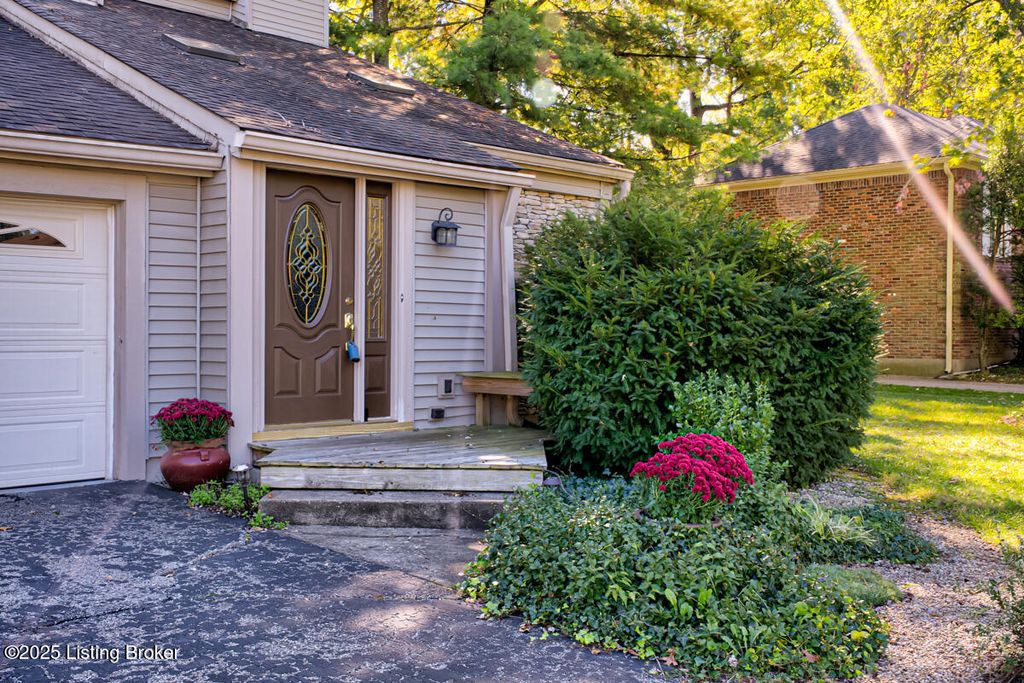 Photo of 3803 Bigelow Dr, Jeffersontown, KY 40299 (MLS # 1707677)