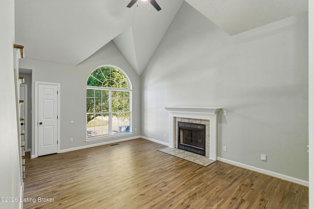 Photo of 186 Woodfield Cir, Shelbyville, KY 40065 (MLS # 1717092)