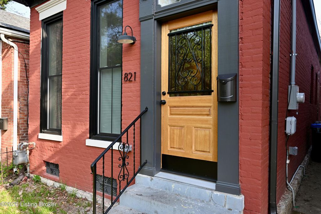 Photo of 821 E Chestnut St, Louisville, KY 40204 (MLS # 1714179)