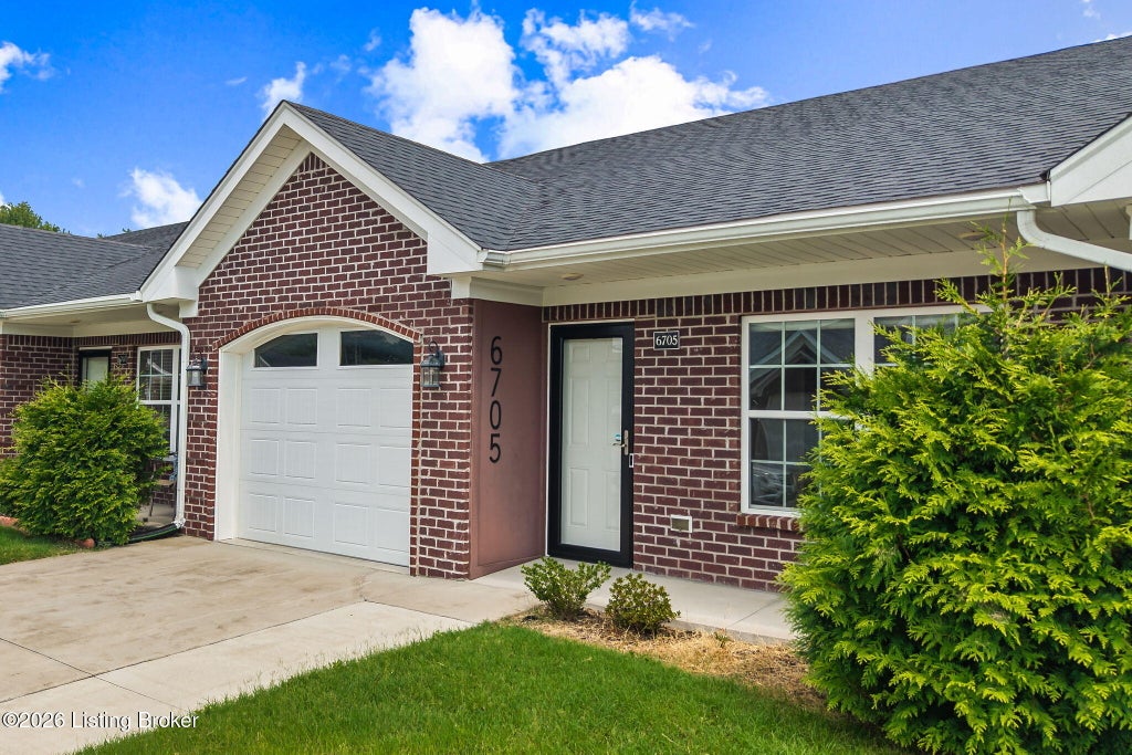 Photo of 6705 Eagle Wood Dr, Louisville, KY 40272 (MLS # 1725903)