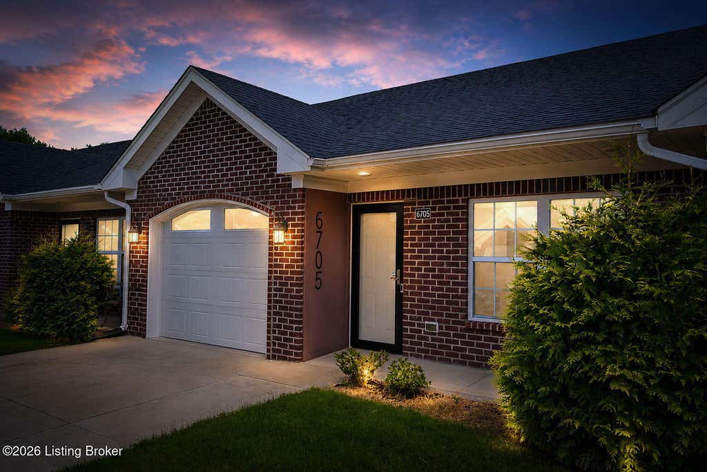 Photo of 6705 Eagle Wood Dr, Louisville, KY 40272 (MLS # 1725903)