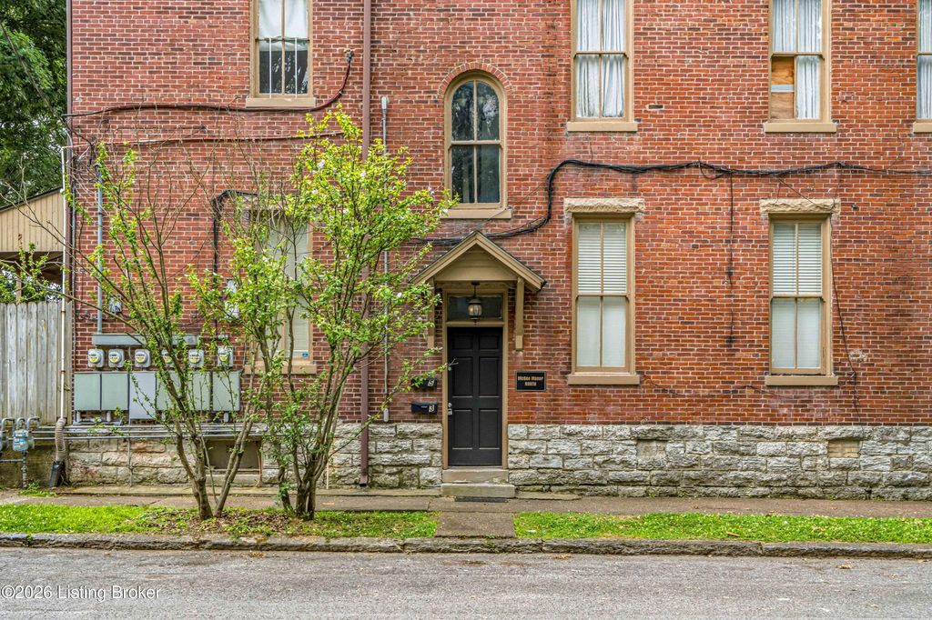 Photo of 1127 S Brook St #APT 5, Louisville, KY 40203 (MLS # 1722701)