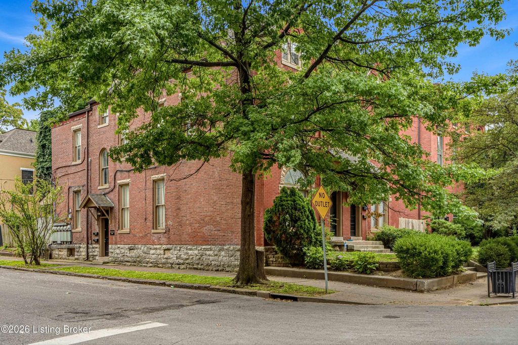 Photo of 1127 S Brook St #APT 5, Louisville, KY 40203 (MLS # 1722701)