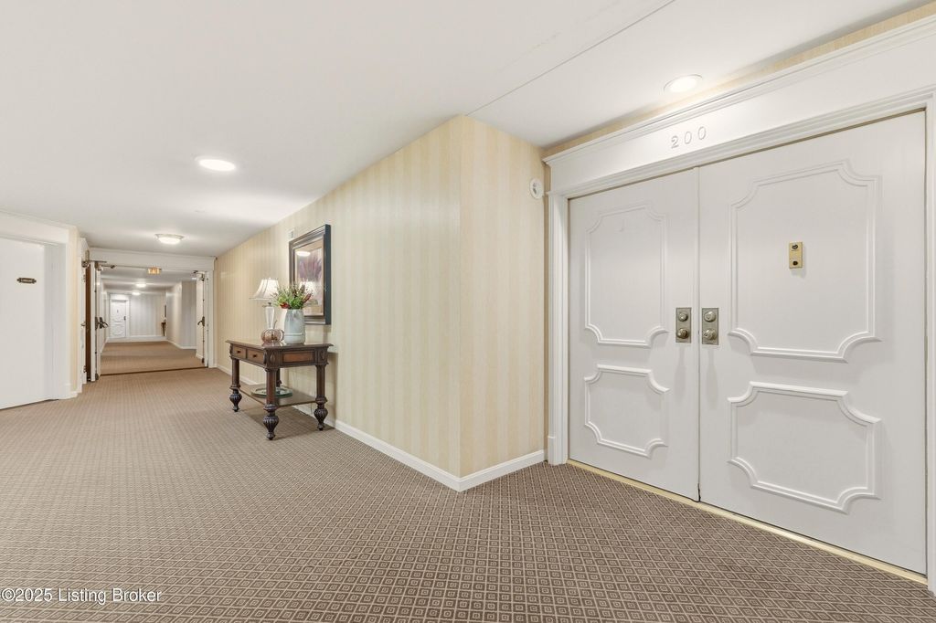 Photo of 8605 Shelbyville Rd #200, Louisville, KY 40222 (MLS # 1704552)