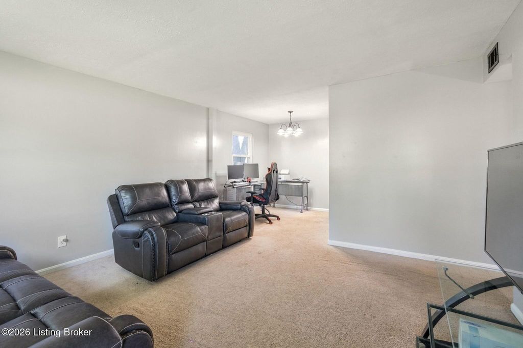 Photo of 3309 Warson Ct, Jeffersontown, KY 40299 (MLS # 1715201)