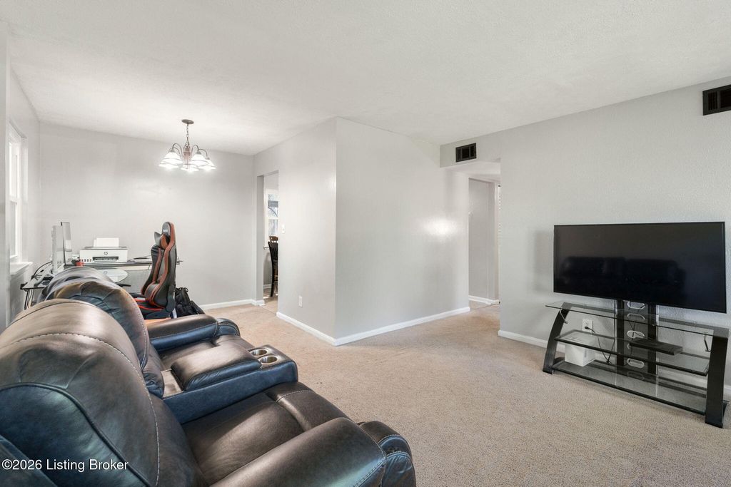 Photo of 3309 Warson Ct, Jeffersontown, KY 40299 (MLS # 1715201)