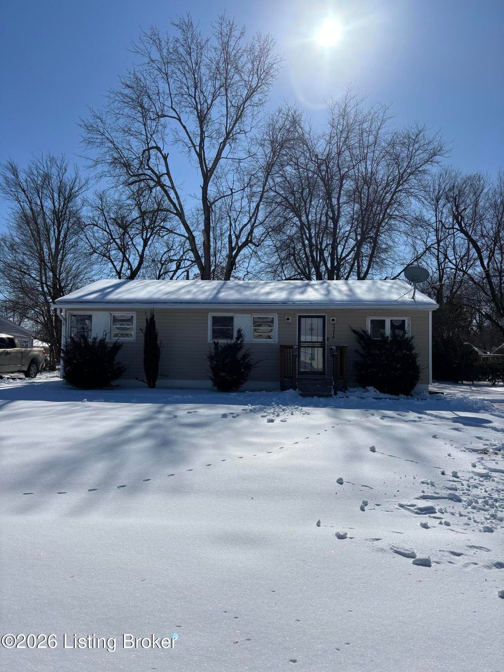 Photo of 5214 Red Oak Ln, Louisville, KY 40218 (MLS # 1708113)