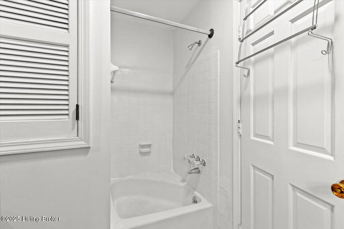 8408 Wimborne Way, Louisville, Kentucky image 12