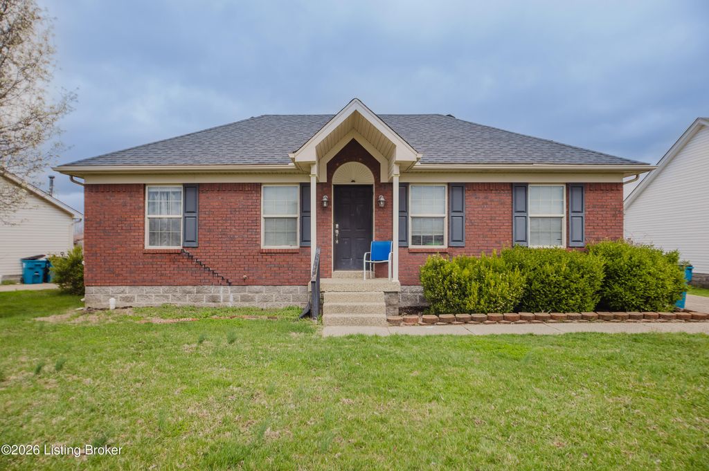 Photo of 178 Wooded Oak Ct, Shepherdsville, KY 40165 (MLS # 1711645)