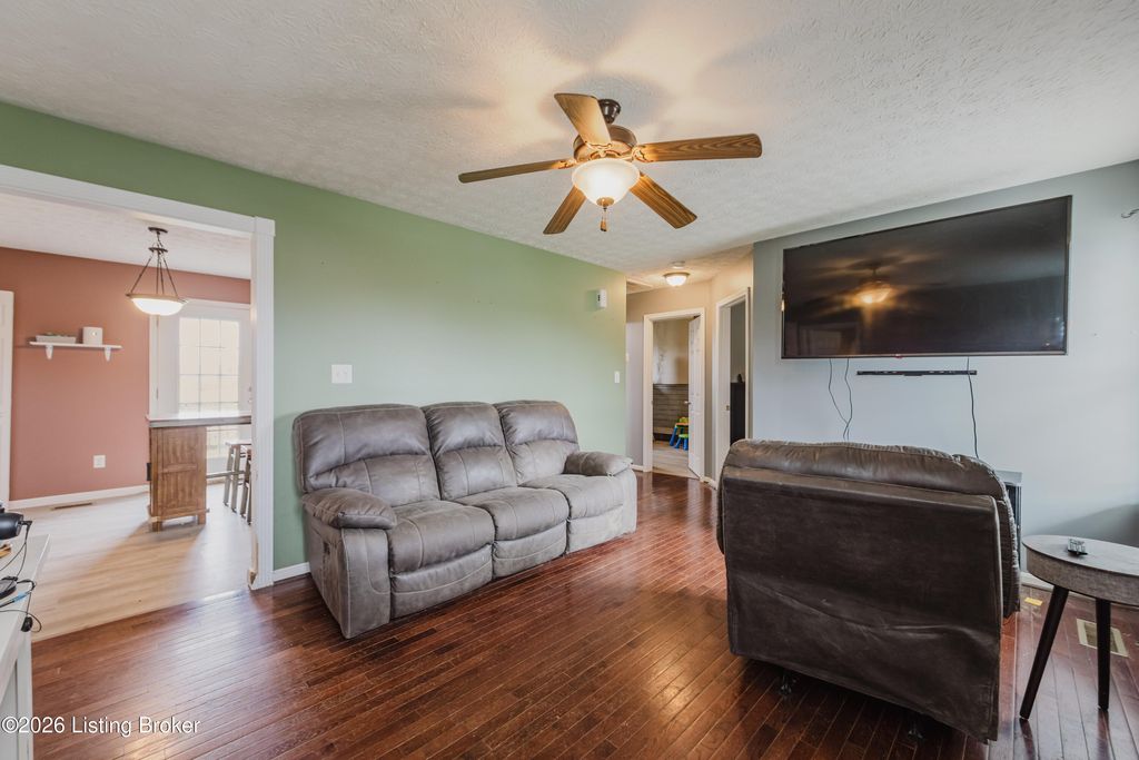 Photo of 178 Wooded Oak Ct, Shepherdsville, KY 40165 (MLS # 1711645)