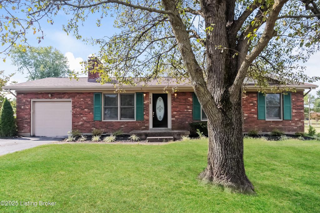 Photo of 1628 Greenland Park Cir, Shelbyville, KY 40065 (MLS # 1704971)