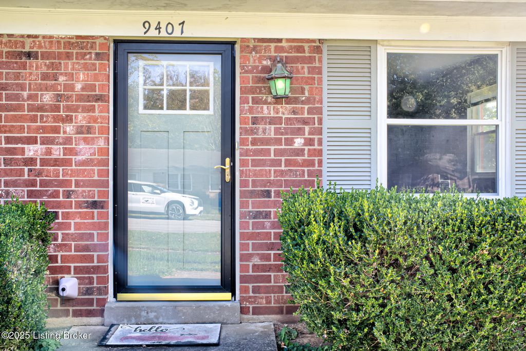 Photo of 9407 Coolridge Dr, Louisville, KY 40229 (MLS # 1701890)