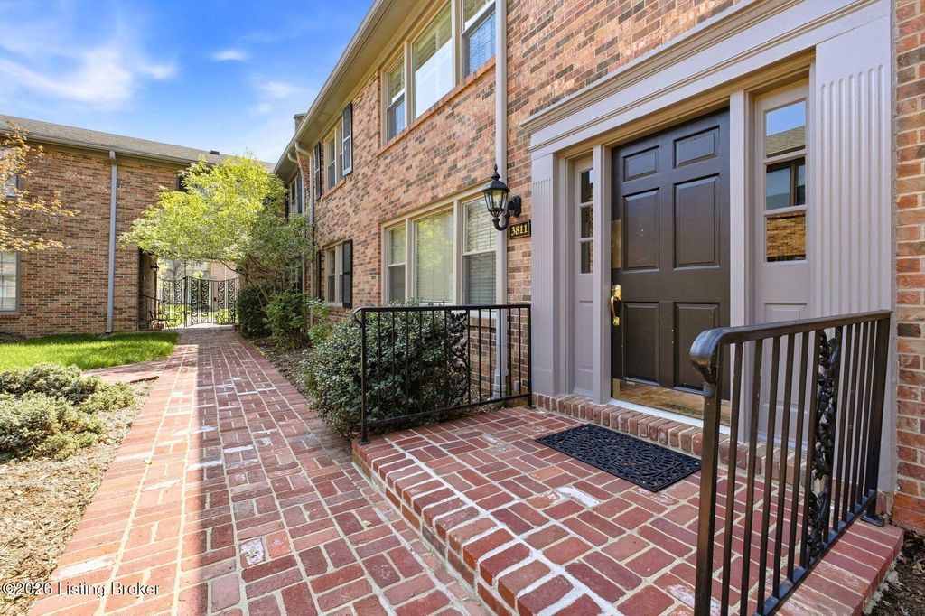 Photo of 3811 Washington Square #2G, Louisville, KY 40207 (MLS # 1713015)