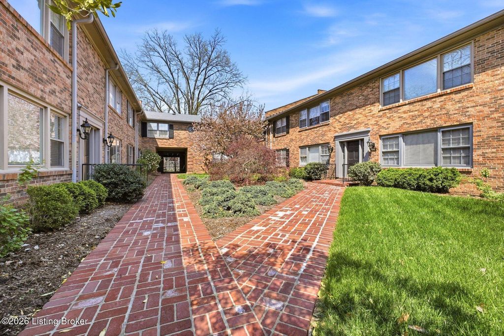 Photo of 3811 Washington Square #2G, Louisville, KY 40207 (MLS # 1713015)