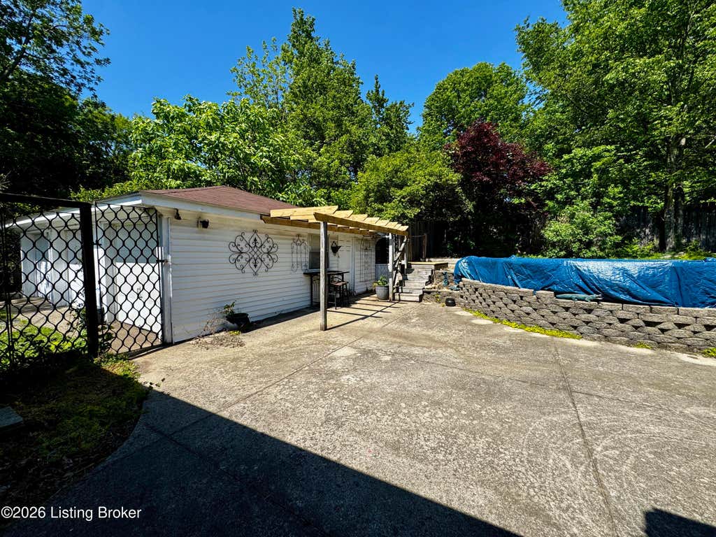 Photo of 7520 Saint Andrews Church Rd, Louisville, KY 40214 (MLS # 1723004)