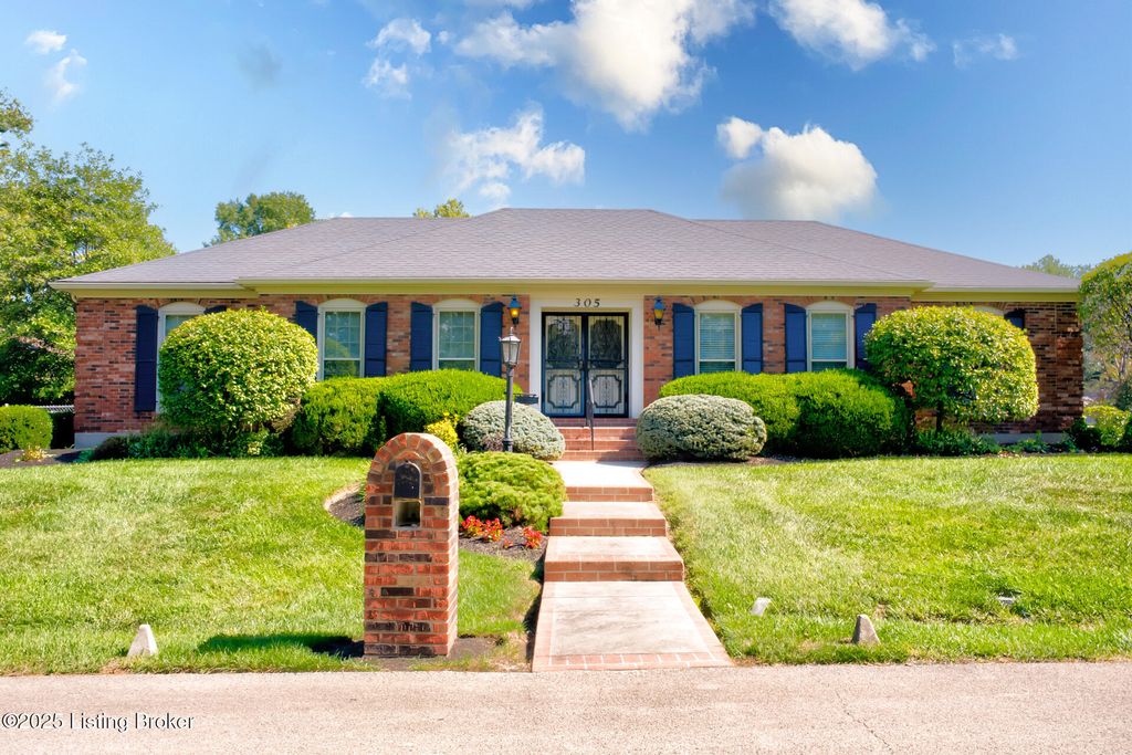 Photo of 305 Chertsey Ct, Douglass Hills, KY 40243 (MLS # 1699676)