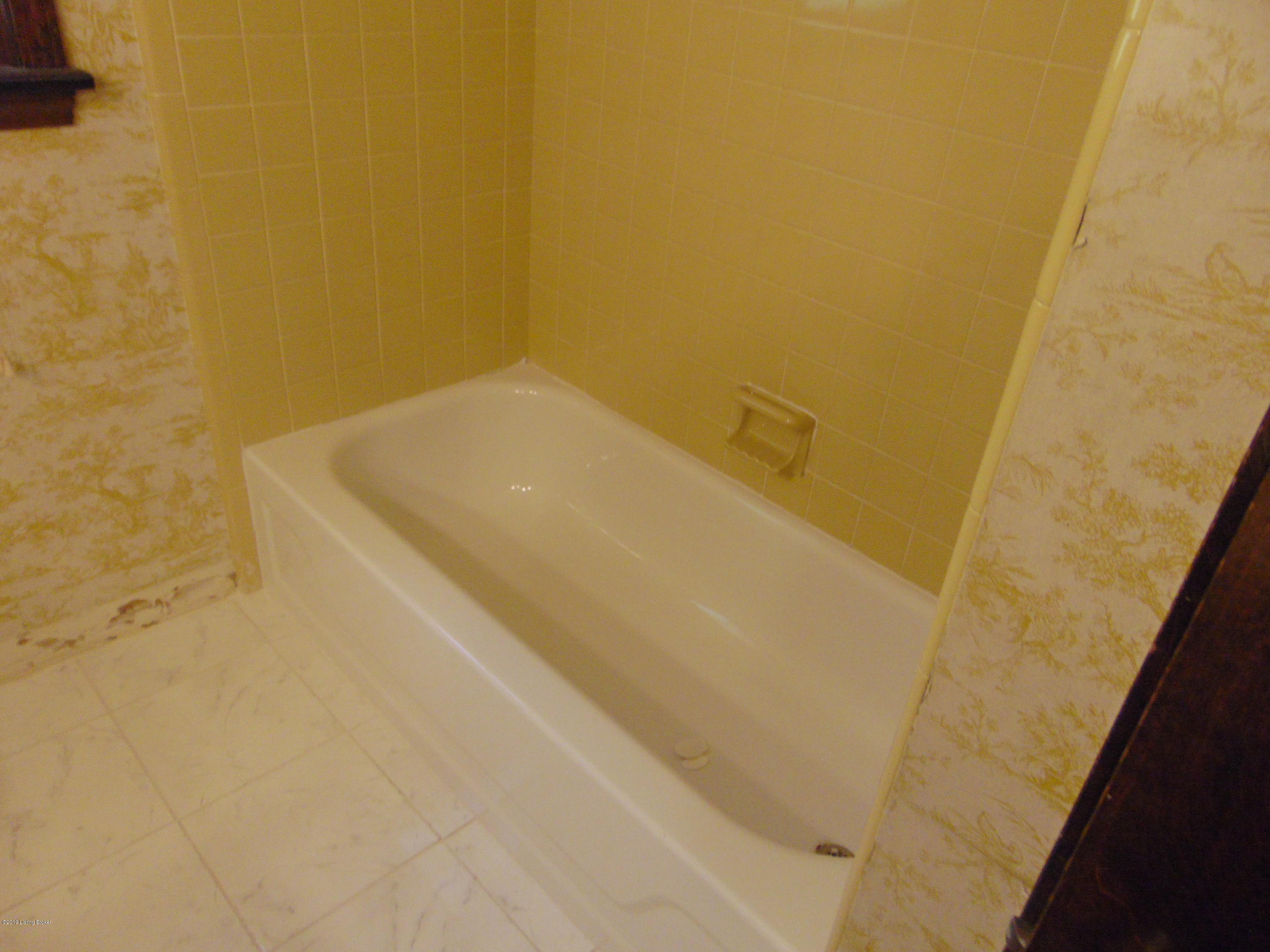 6404 Saint  Thomas Ct, Louisville, Kentucky image 7