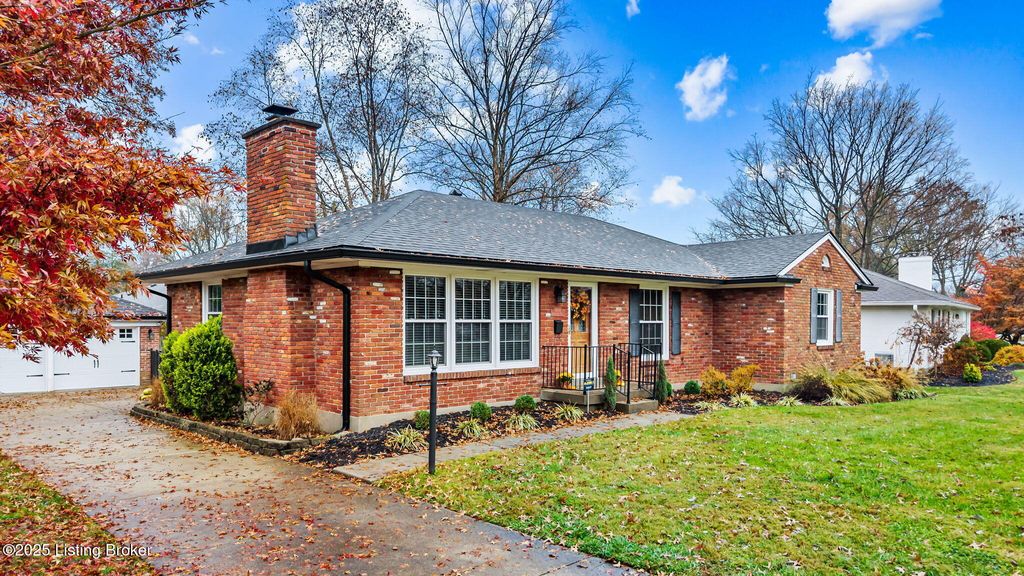 Photo of 6804 Greenlawn Rd, Louisville, KY 40222 (MLS # 1704070)