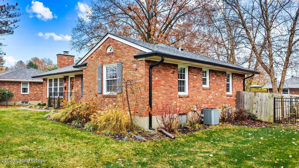 Photo of 6804 Greenlawn Rd, Louisville, KY 40222 (MLS # 1704070)