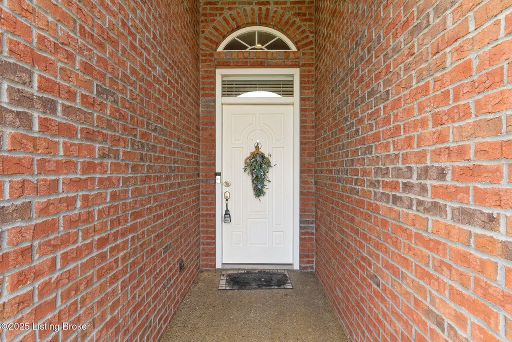 Photo of 3105 Arbor Ridge Ln, New Albany, IN 47150 (MLS # 1704347)