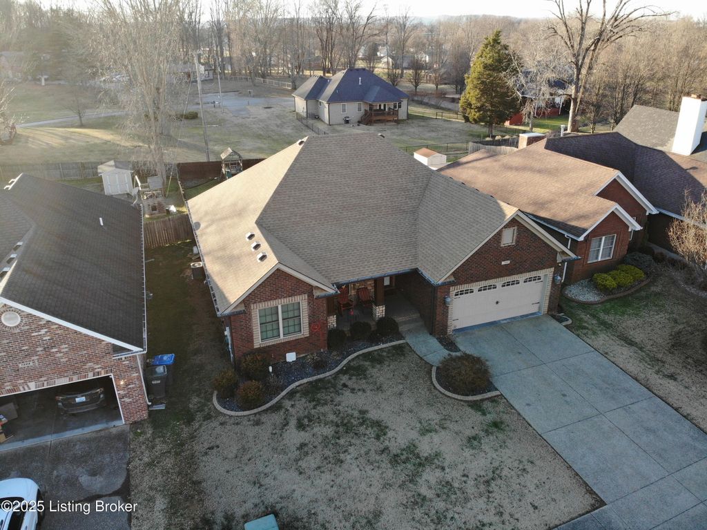 Photo of 7220 Oakburn Dr, Louisville, KY 40258 (MLS # 1705773)