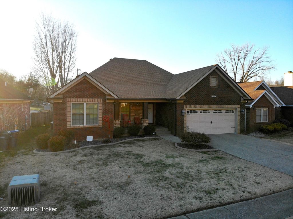 Photo of 7220 Oakburn Dr, Louisville, KY 40258 (MLS # 1705773)
