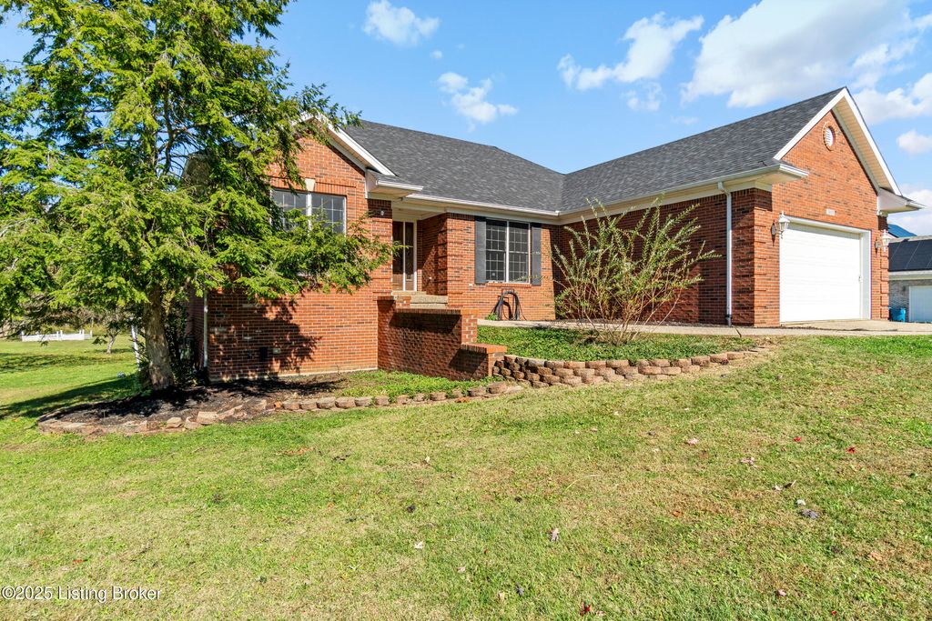 Photo of 3809 Carriage Pointe Dr, Crestwood, KY 40014 (MLS # 1701430)