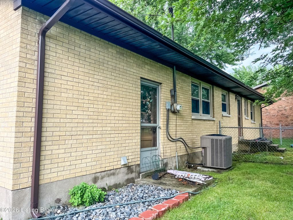 Photo of 326 Sequoia Dr, Leitchfield, KY 42754 (MLS # 1721150)