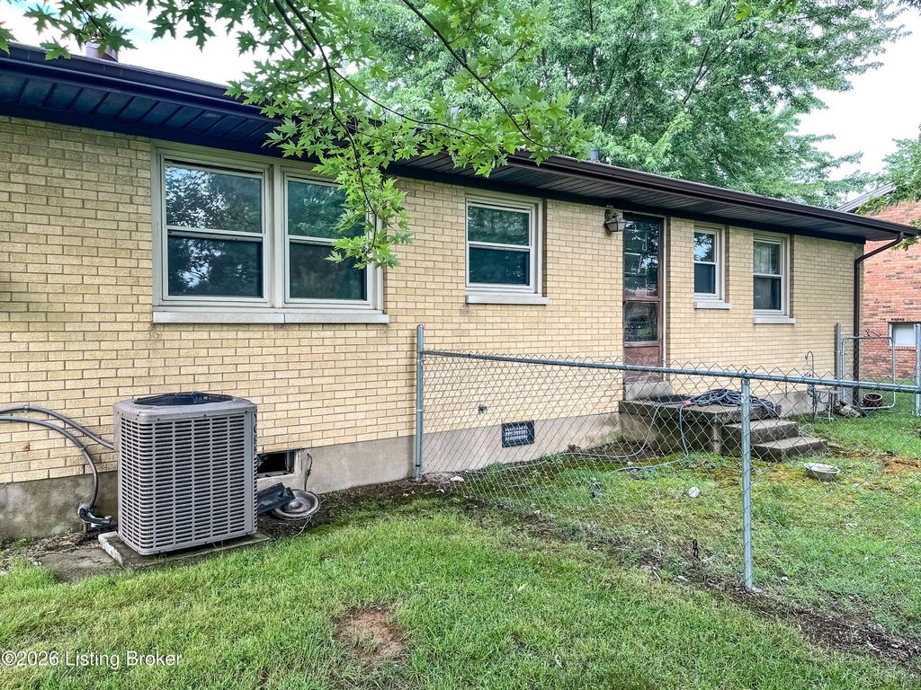 Photo of 326 Sequoia Dr, Leitchfield, KY 42754 (MLS # 1721150)