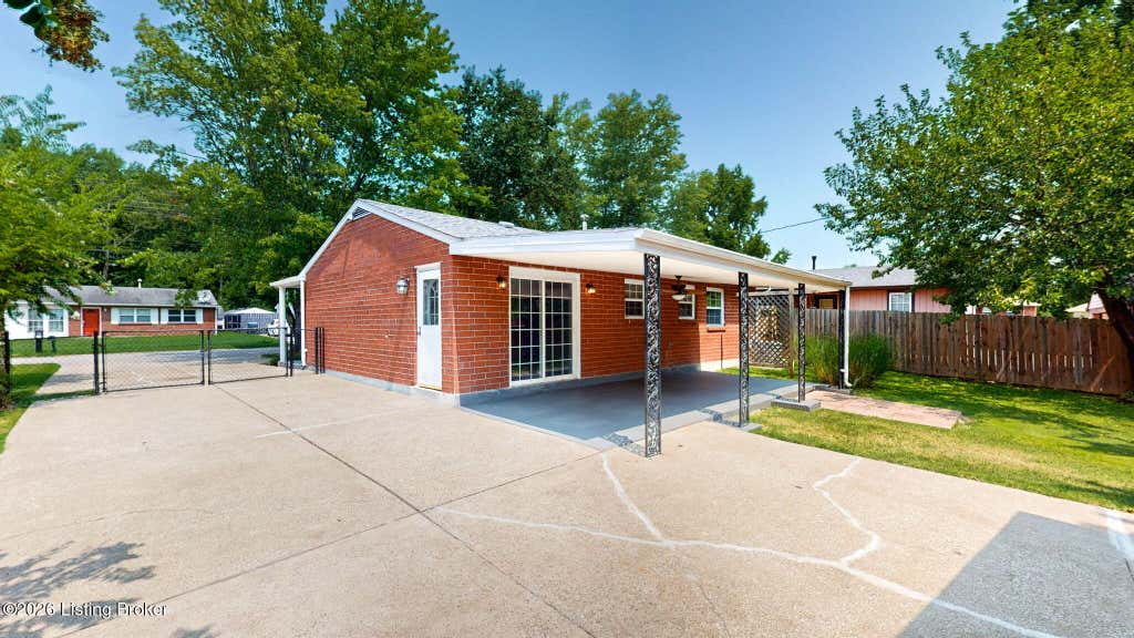 Photo of 716 Glengarry Dr, Louisville, KY 40118 (MLS # 1726024)