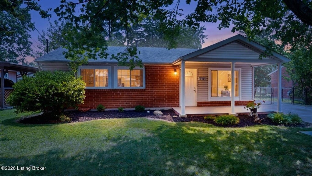 Photo of 716 Glengarry Dr, Louisville, KY 40118 (MLS # 1726024)