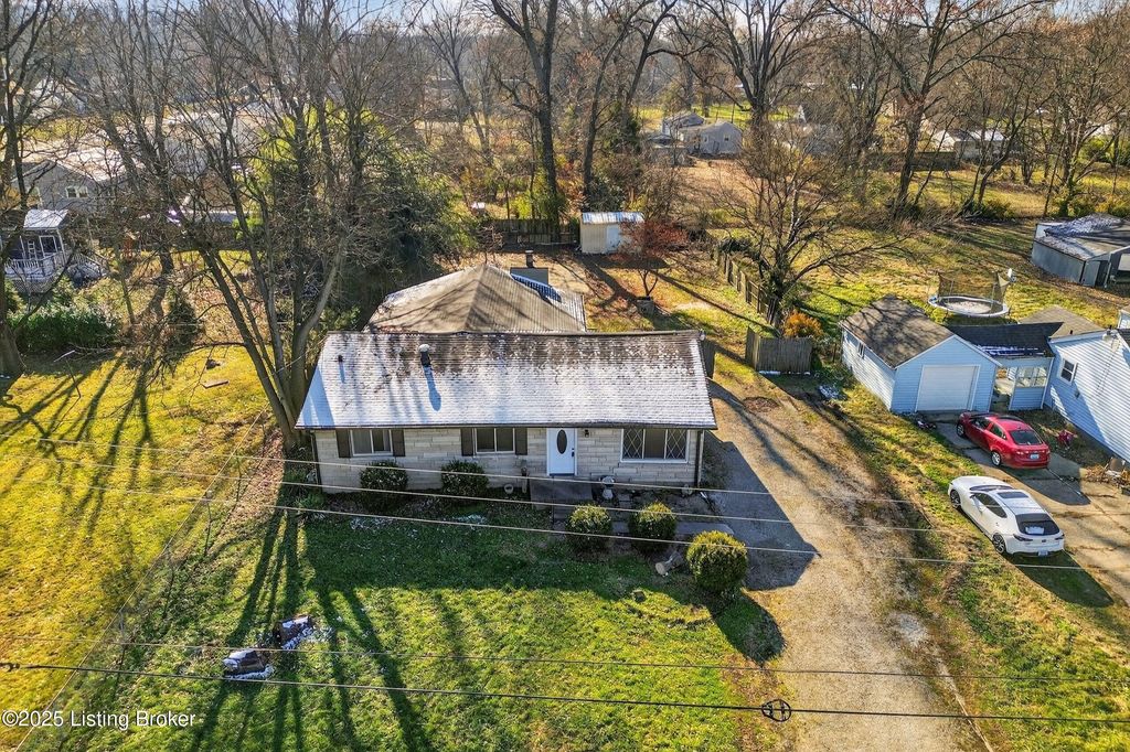 Photo of 2306 Edgin Ct, Louisville, KY 40216 (MLS # 1705064)