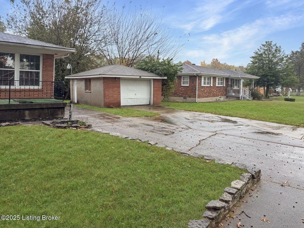 Photo of 5501 Tupelo Pass, Louisville, KY 40219 (MLS # 1702083)