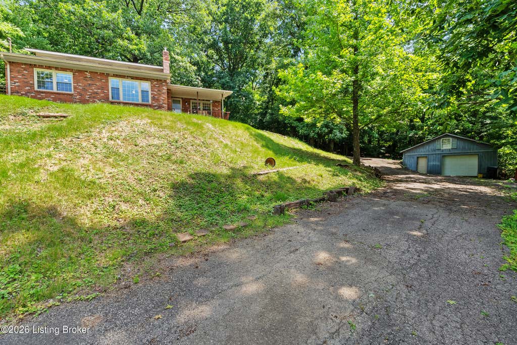 Photo of 10811 Stonestreet Rd, Louisville, KY 40272 (MLS # 1720214)