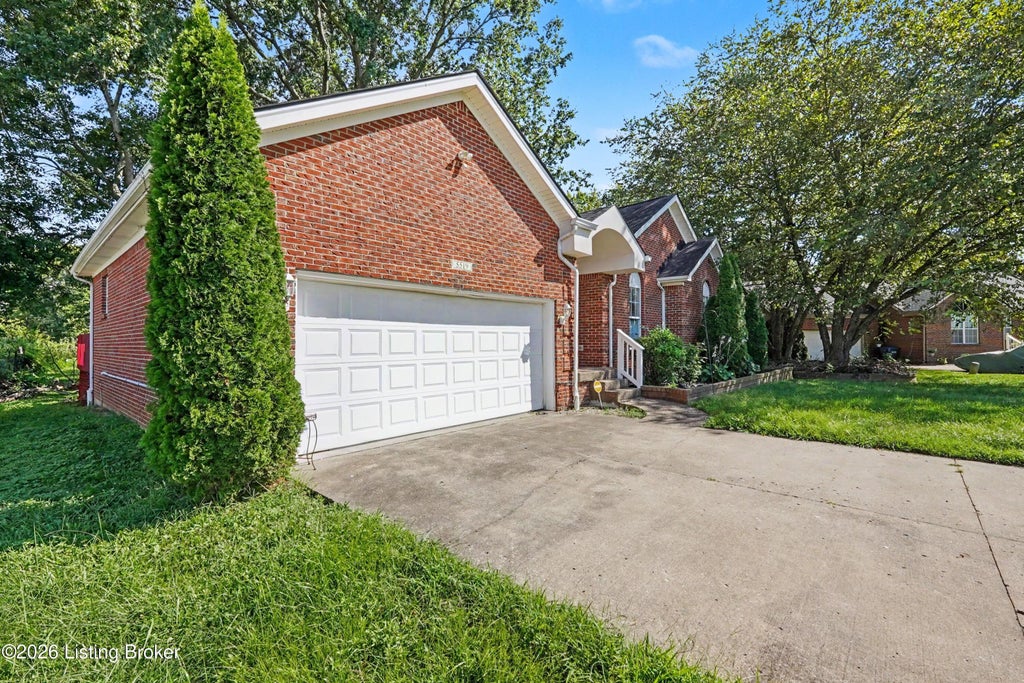 Photo of 5519 Dione Ave, Louisville, KY 40216 (MLS # 1726937)