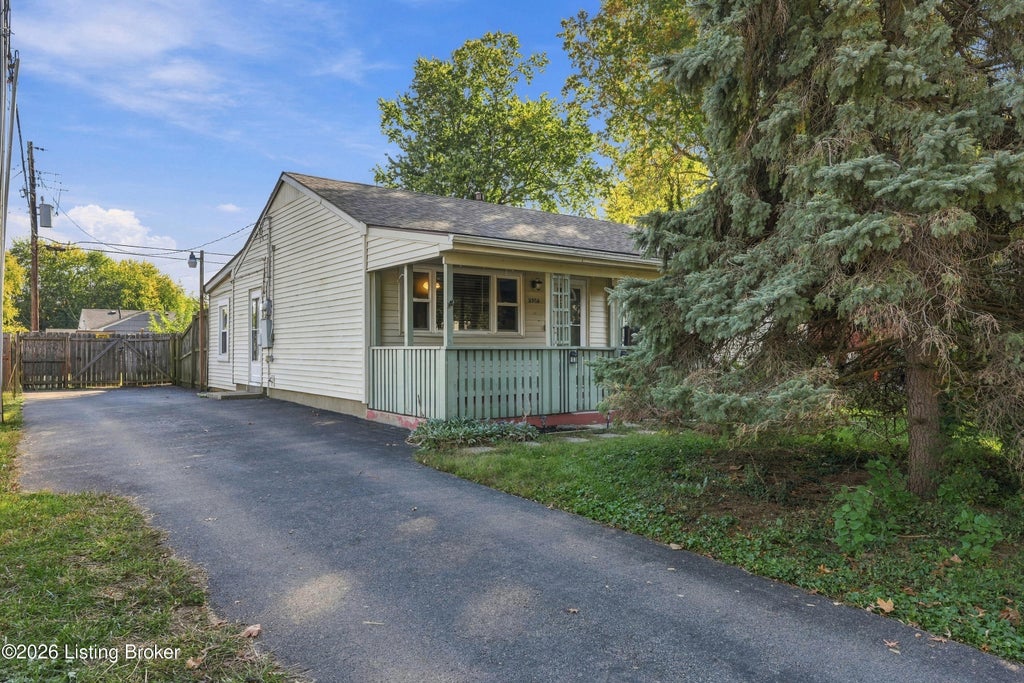 Photo of 3303 Emerald Dr, Jeffersontown, KY 40299 (MLS # 1733417)