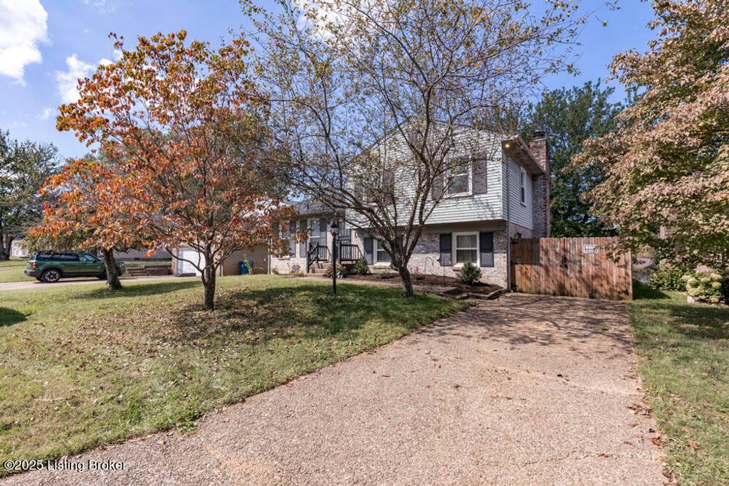 Photo of 3710 Bristol Oaks Dr, Louisville, KY 40299 (MLS # 1700060)
