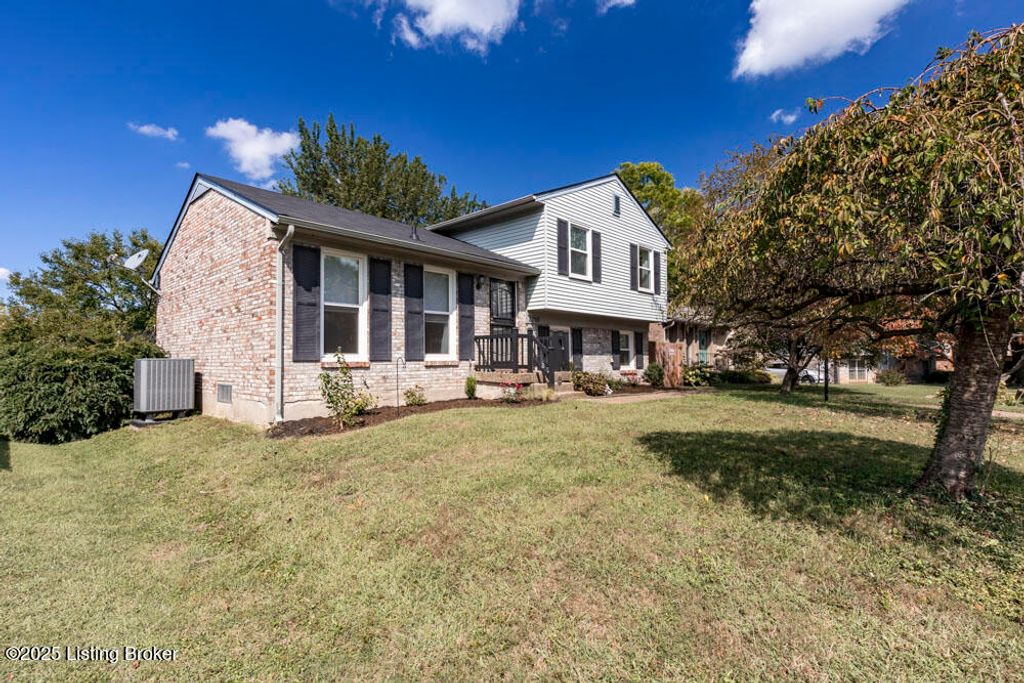 Photo of 3710 Bristol Oaks Dr, Louisville, KY 40299 (MLS # 1700060)